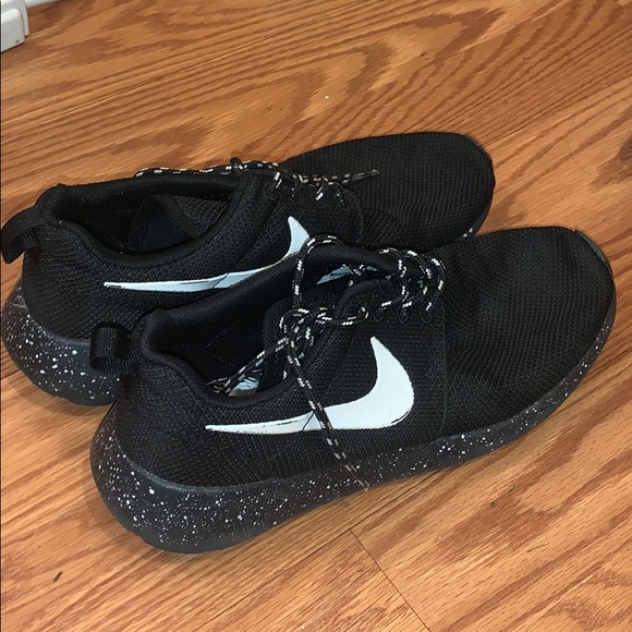 Nike Shoes - Nike tennis shoes
